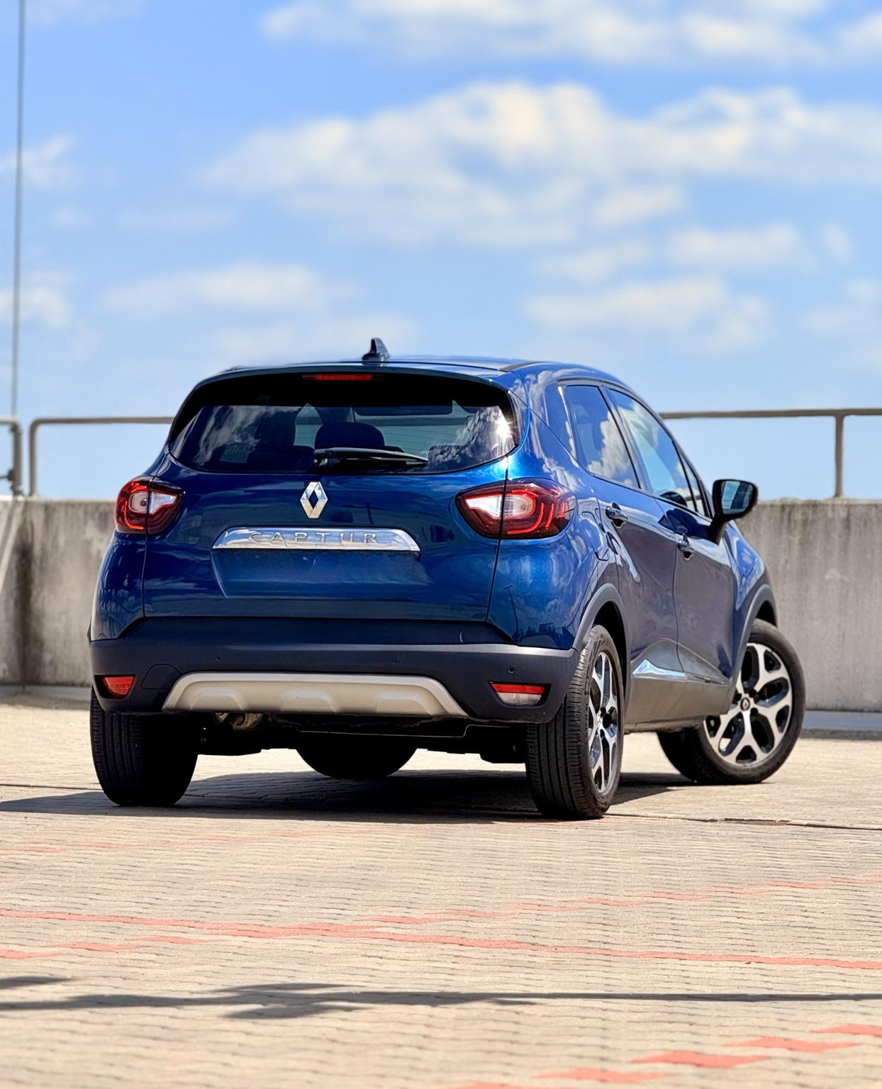 Renault Captur — tył i bok samochodu