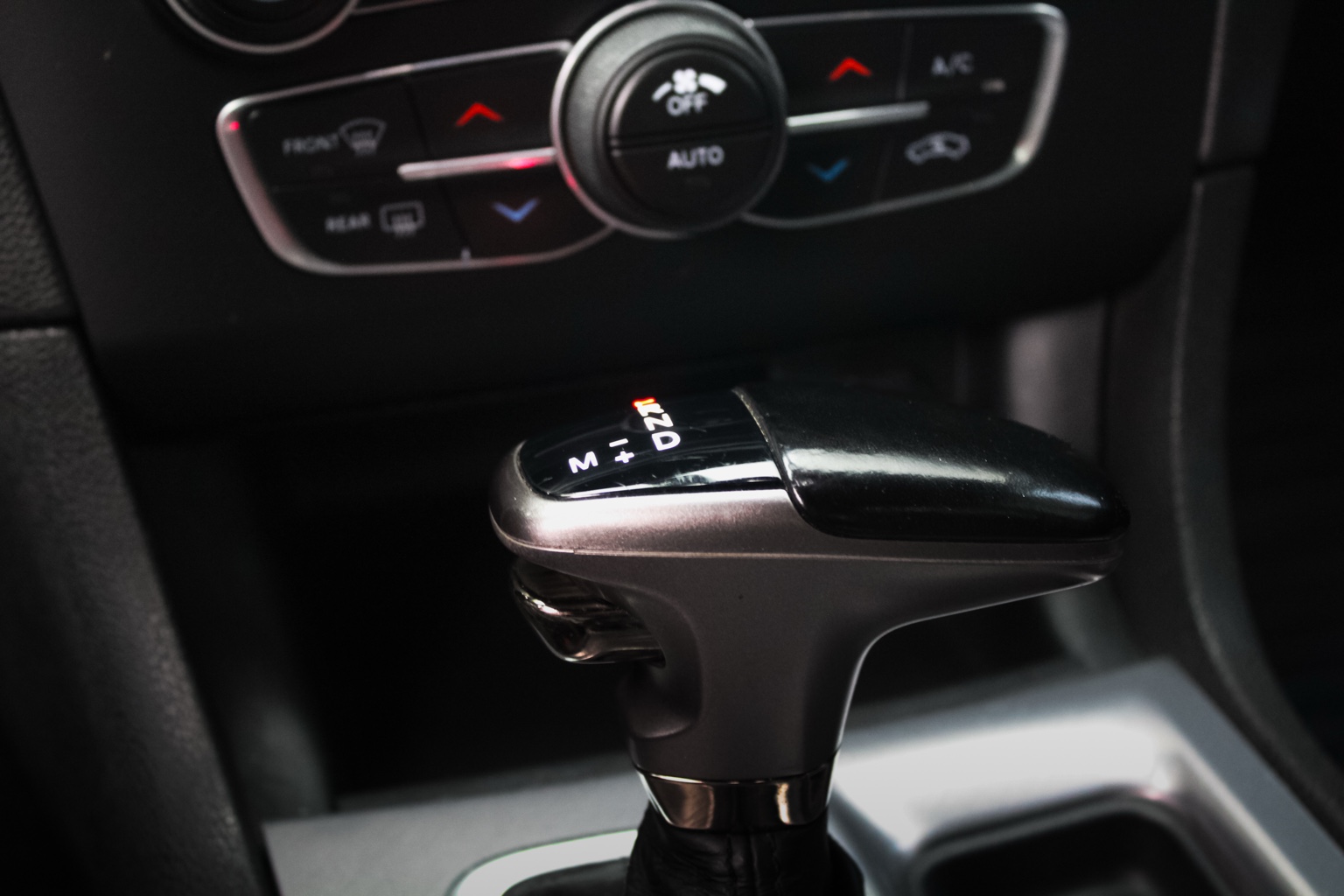 Dodge Charger — automatyczna dźwignia zmiany biegów