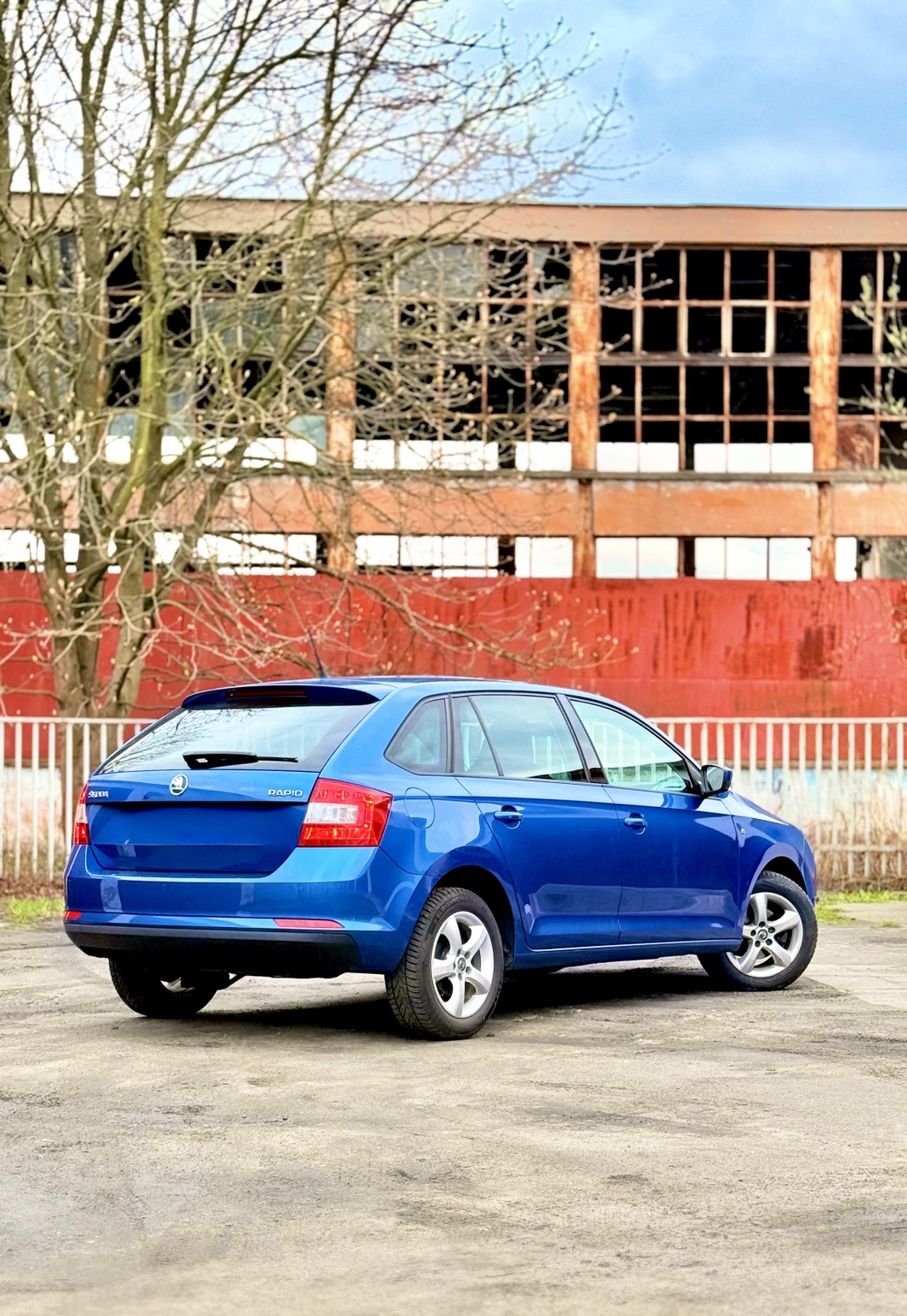 Škoda Rapid — tył i bok samochodu